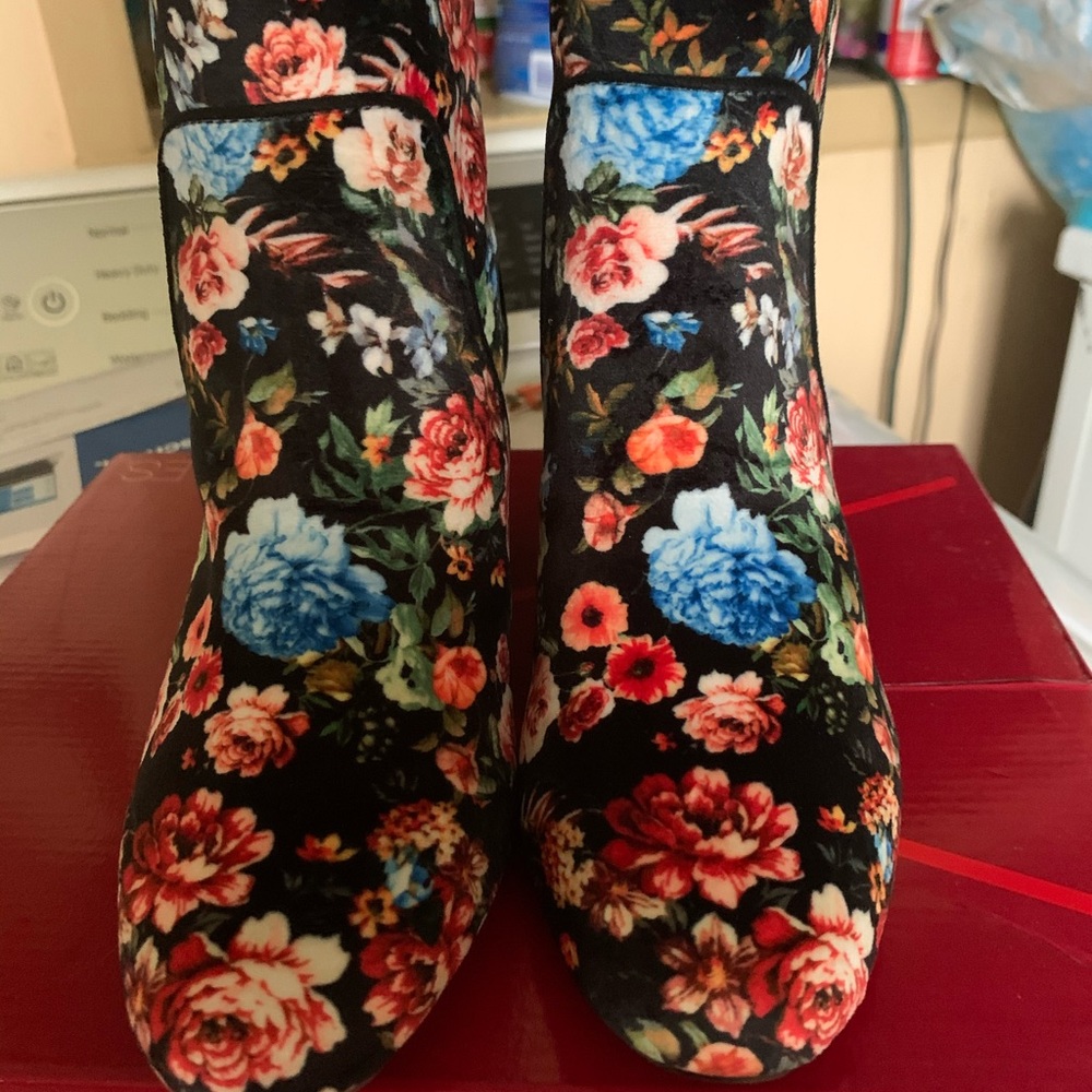 Aerosols Super Cute Floral Ankle boots NIB